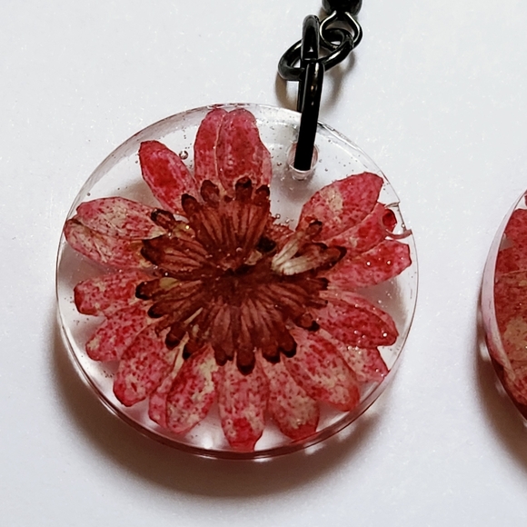Pressed Floral Resin Earrings - Picture 3 of 4